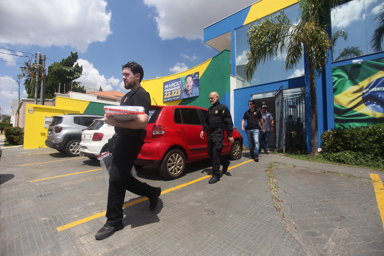 Pol&iacute;cia Federal apreendeu diversos ma&ccedil;os de dinheiro no comit&ecirc; do deputado M&aacute;rcio Fernandes 