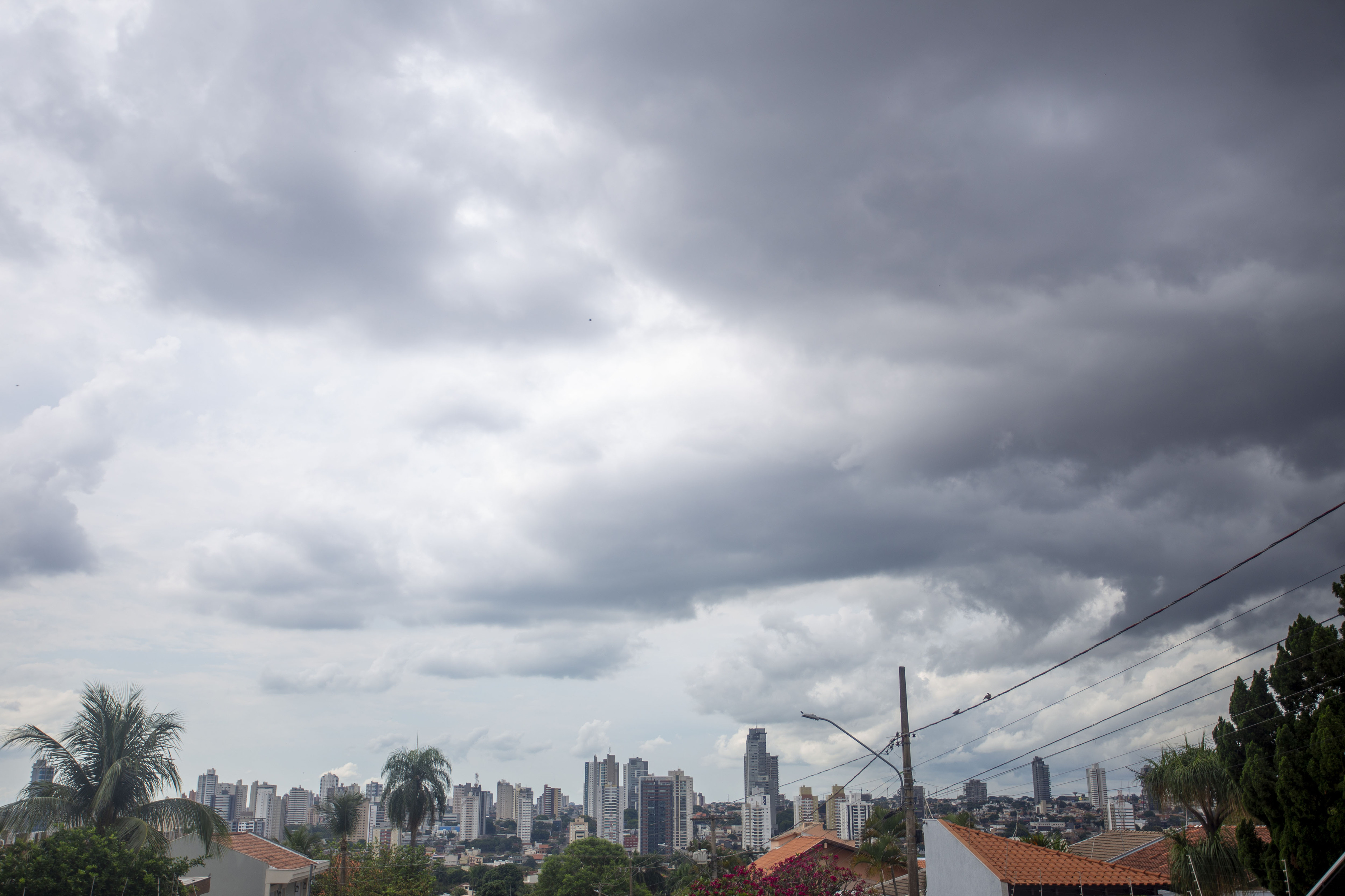 Tempo nublado na tarde deste domingo (11), em Campo Grande 