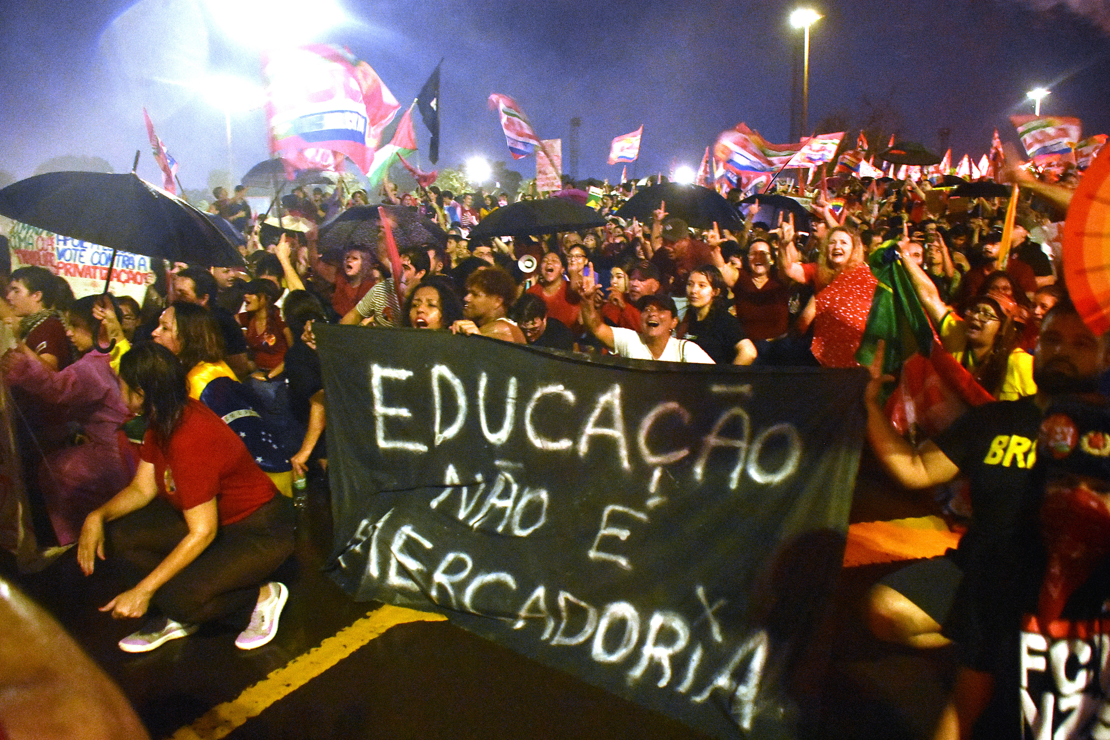 Centenas de estudantes e profissionais da educa&ccedil;&atilde;o participaram de manifesta&ccedil;&atilde;o em Campo Grande