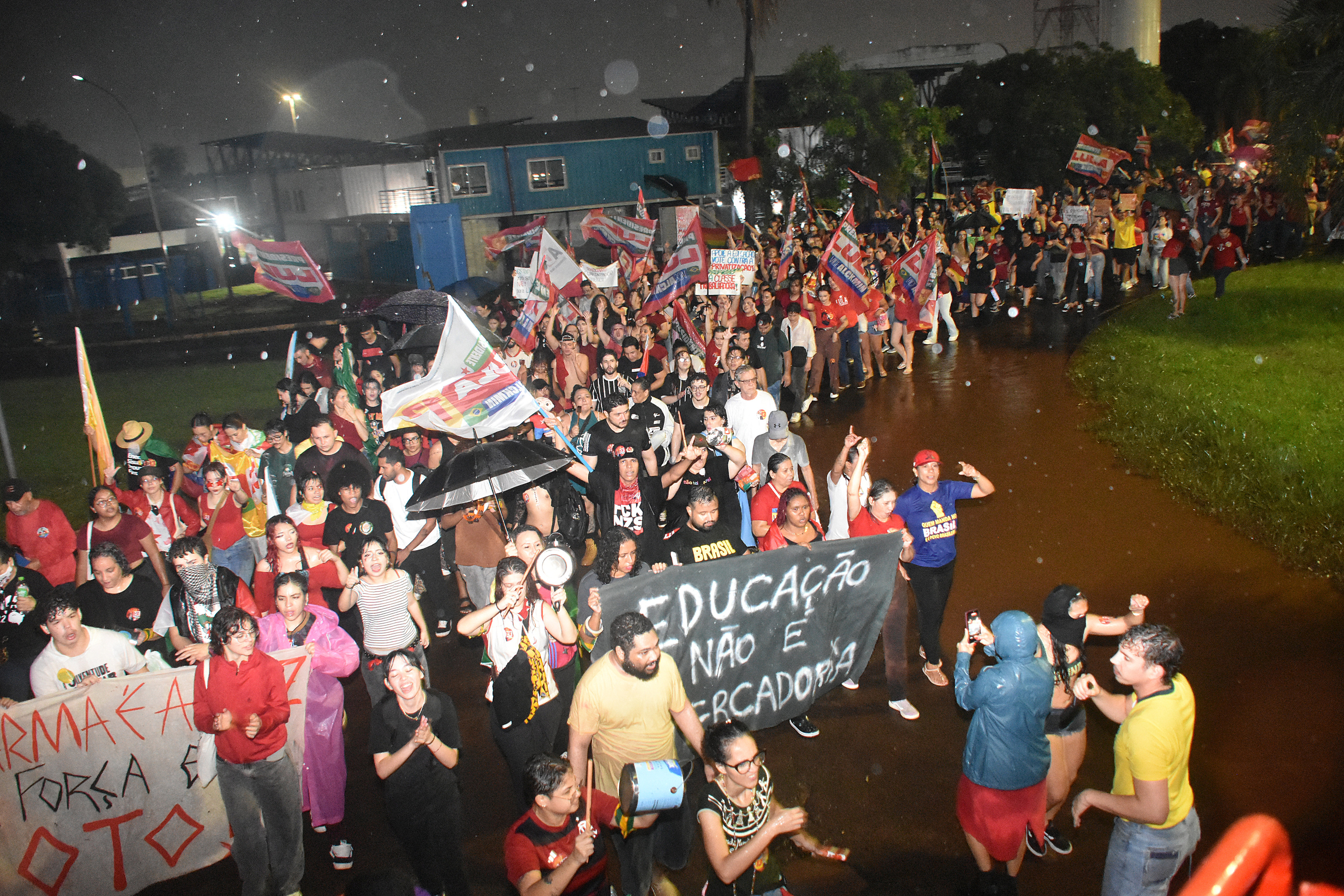 Centenas de estudantes e profissionais da educa&ccedil;&atilde;o participaram de manifesta&ccedil;&atilde;o em Campo Grande