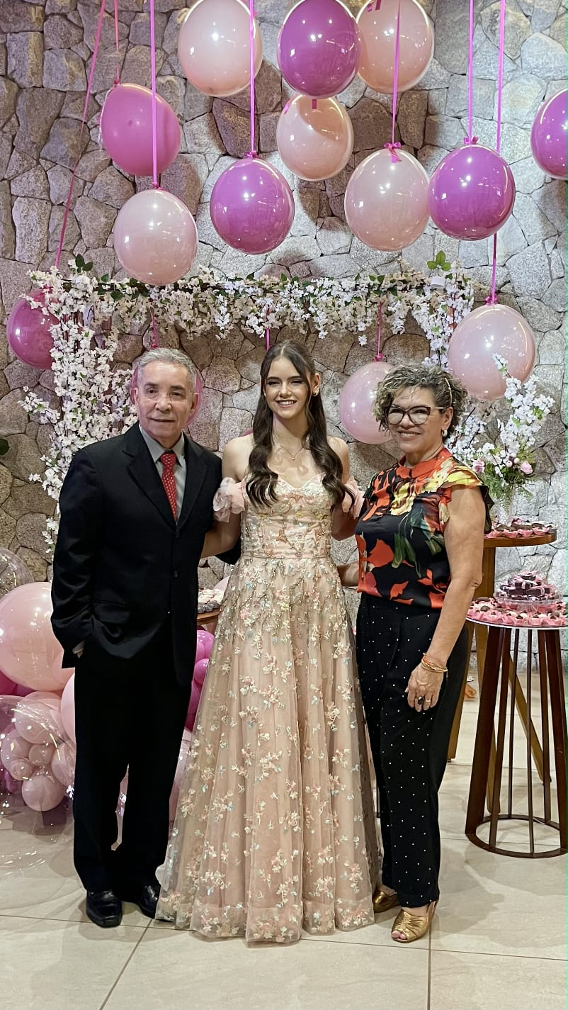 Manuela Paiva da Silva Gon&ccedil;alves com os av&oacute;s Nedson Pereira da Silva e Maria Edilene Paiva da Silva, dia 24, data em que comemorou 15 anos