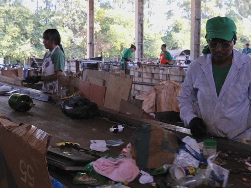 Catadores realizam separa&ccedil;&atilde;o de materiais recicl&aacute;veis em unidade de triagem de Campo Grande; a&ccedil;&atilde;o pede remunera&ccedil;&atilde;o pelo servi&ccedil;o prestado.