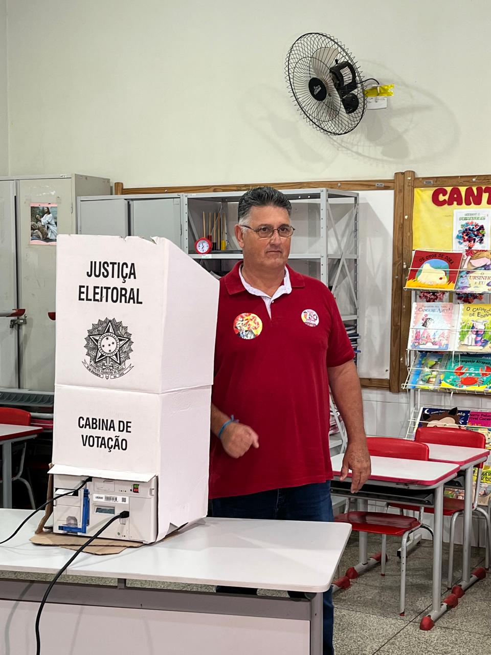 Lucien Rezende vota na manh&atilde; deste domingo (4), em Ribas do Rio Pardo, durante o primeiro turno das Elei&ccedil;&otilde;es 2026.