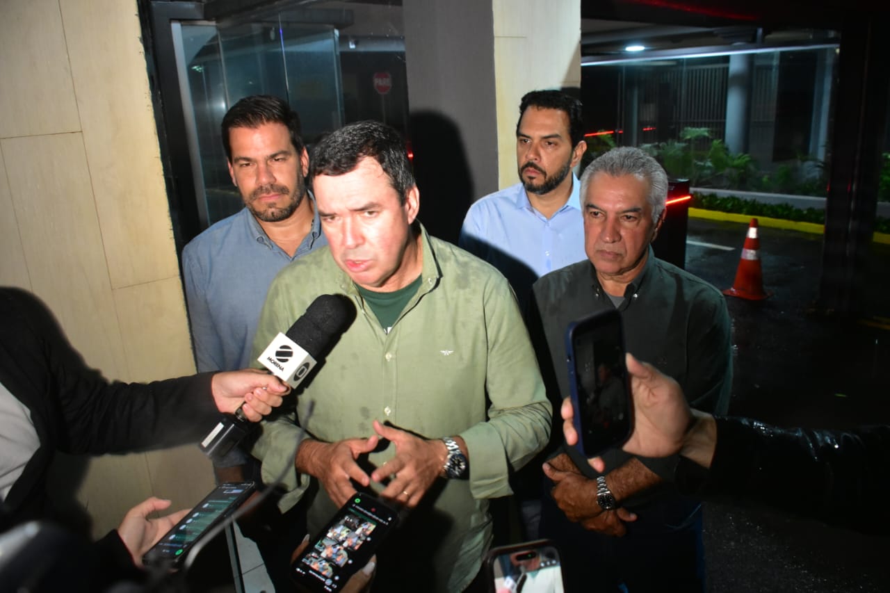 Reeleito governador de Mato Grosso do Sul, Eduardo Riedel fala &agrave; imprensa ap&oacute;s a confirma&ccedil;&atilde;o da vit&oacute;ria nas urnas neste domingo (4).