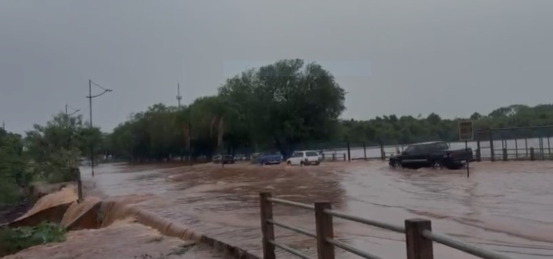 Motociclista observa via tomada pela &aacute;gua ap&oacute;s as fortes chuvas que atingiram Campo Grande nesta quinta-feira (15).