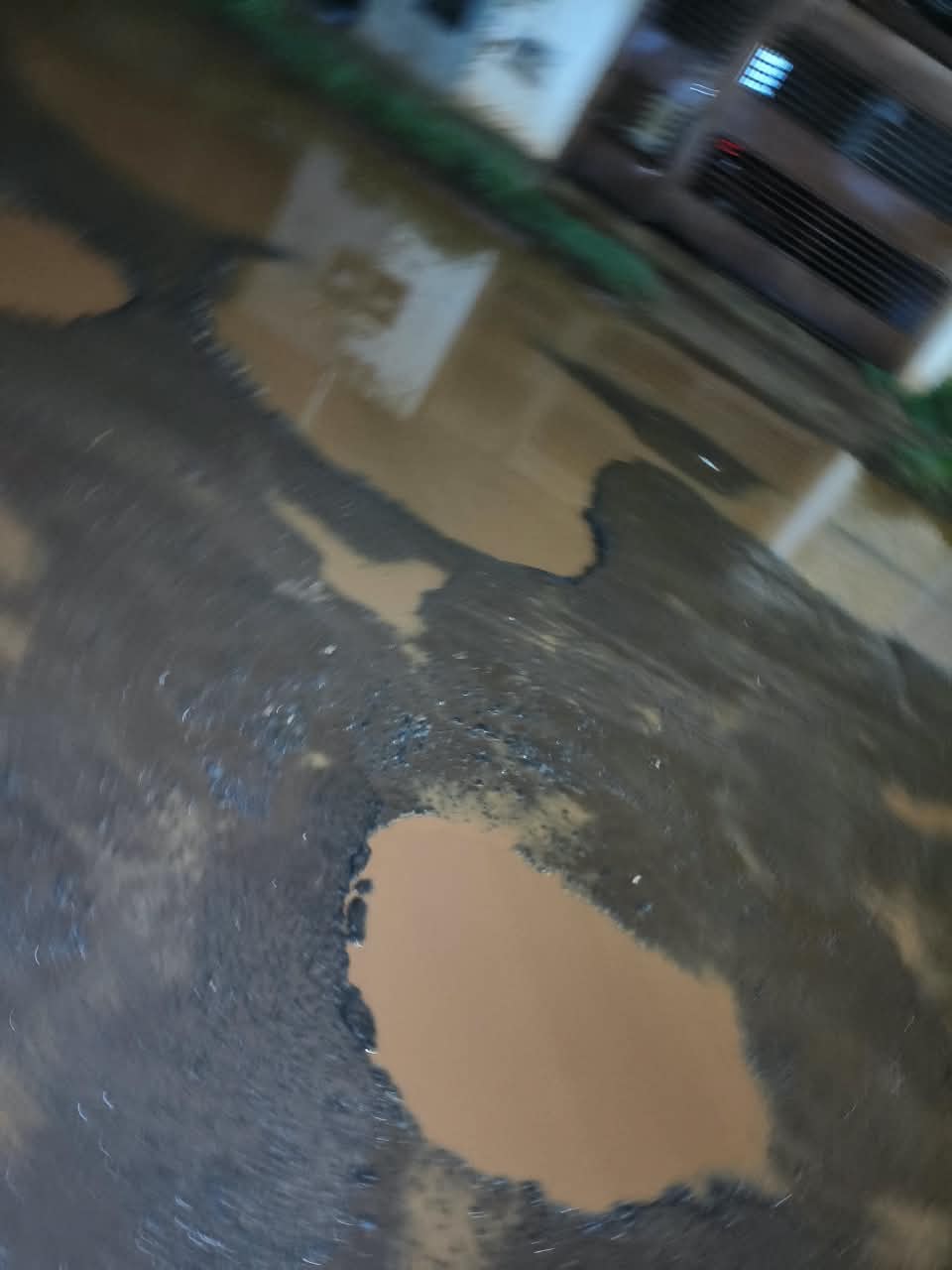 Buracos tomados por &aacute;gua barrenta preocupam moradores do Jardim Itamarac&aacute;, em Campo Grande.