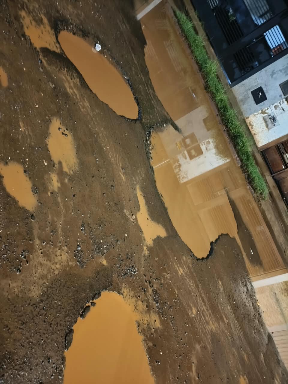 Buracos tomados por &aacute;gua barrenta preocupam moradores do Jardim Itamarac&aacute;, em Campo Grande.