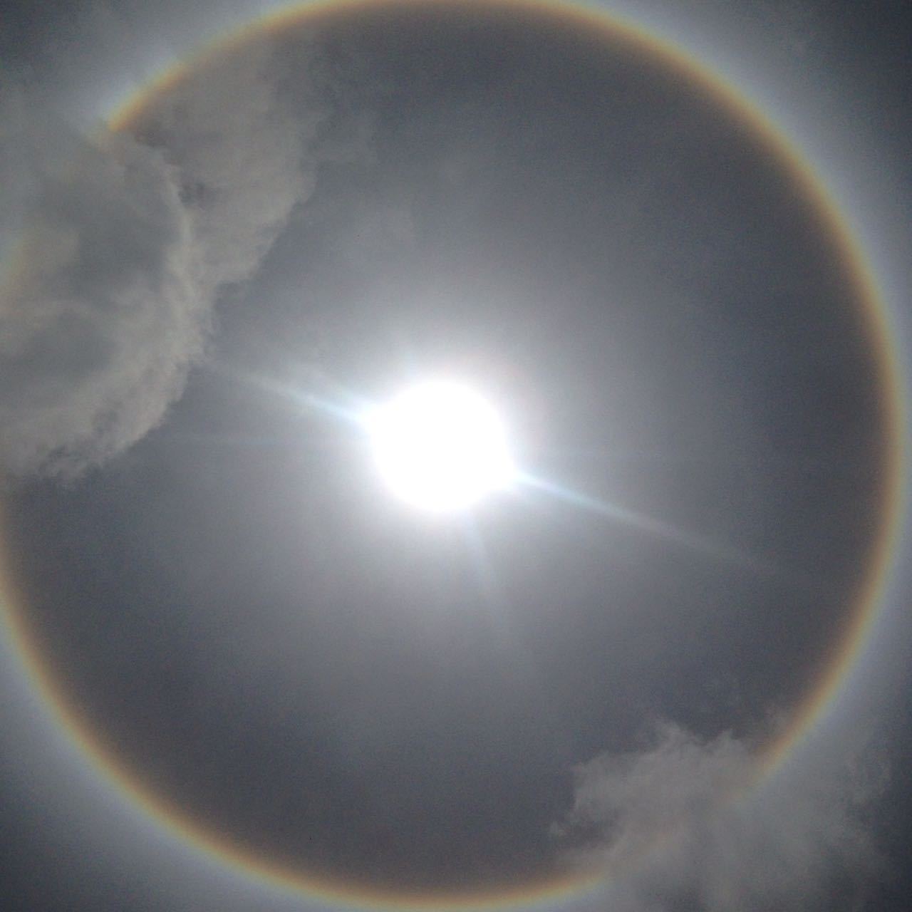 Halo solar: Fenômeno forma 'arco-íris' em torno do sol em PE