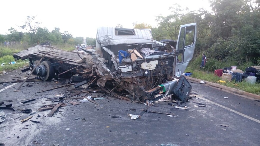 Três caminhões colidem e ficam emparelhados na BR-251 em Minas