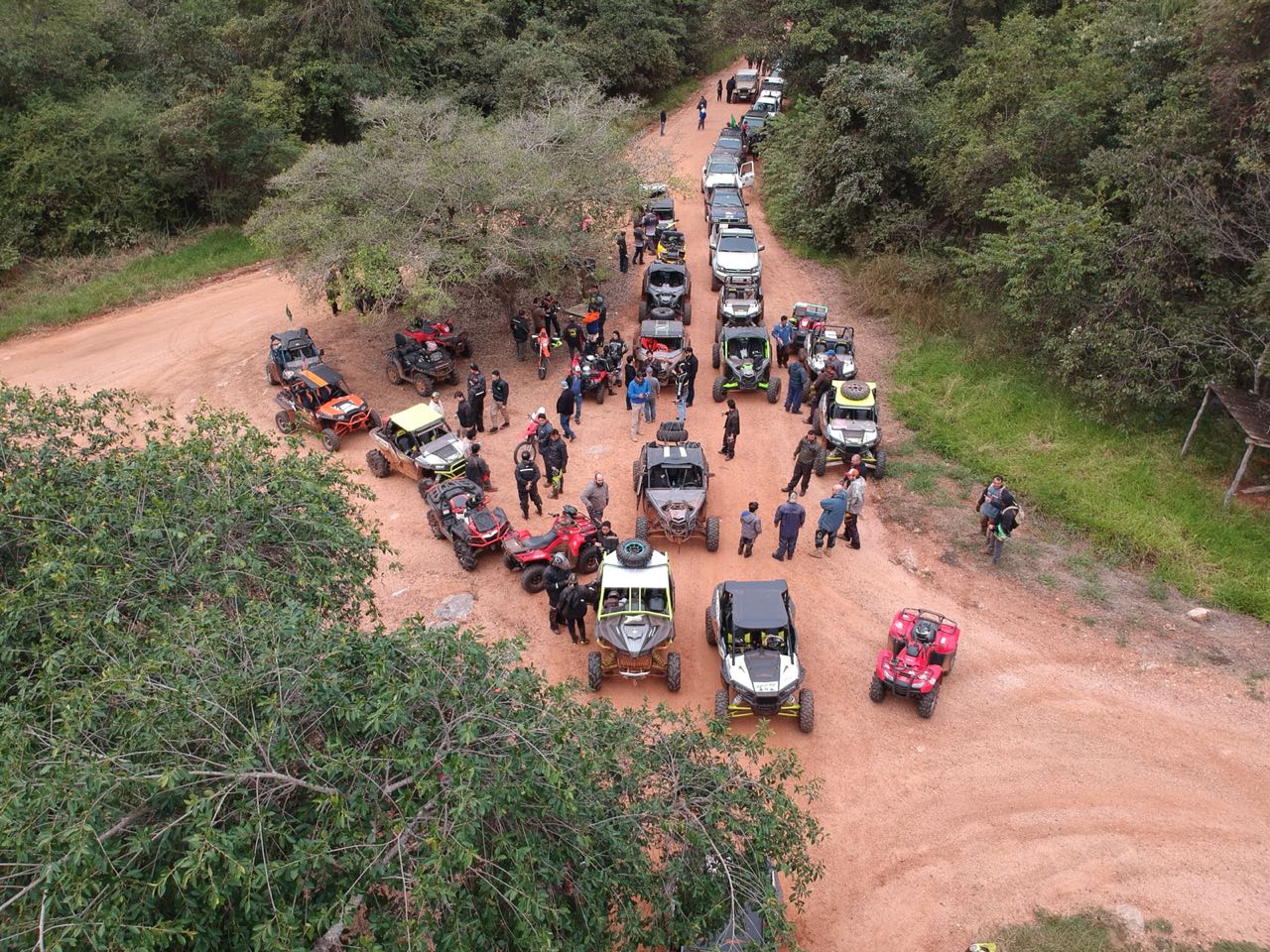 Adrenalina e perrengues selam amizades com um bocado de lama na Trilha de  Jipes