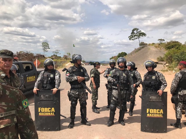 Militares venezuelanos jogam bombas em manifestantes na fronteira