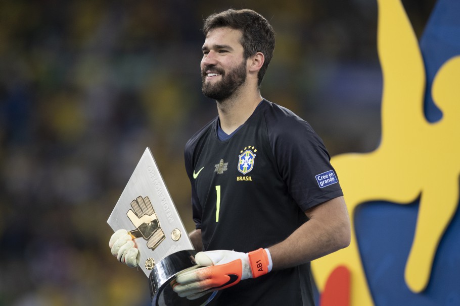 Alisson é eleito melhor goleiro do mundo e recebe prêmio de Marta