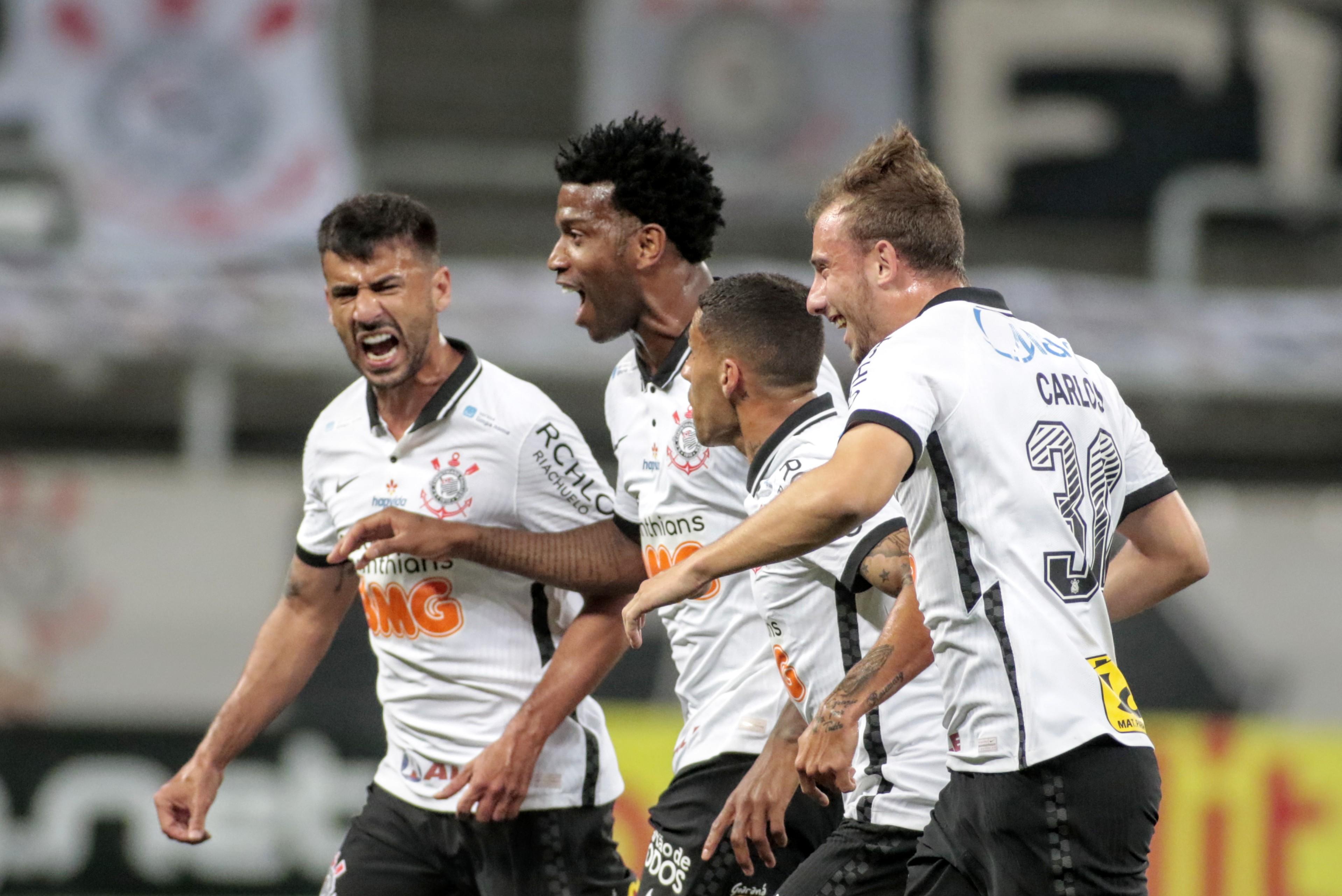 Fagner em cobrança de falta no jogo entre Corinthians e Santo André