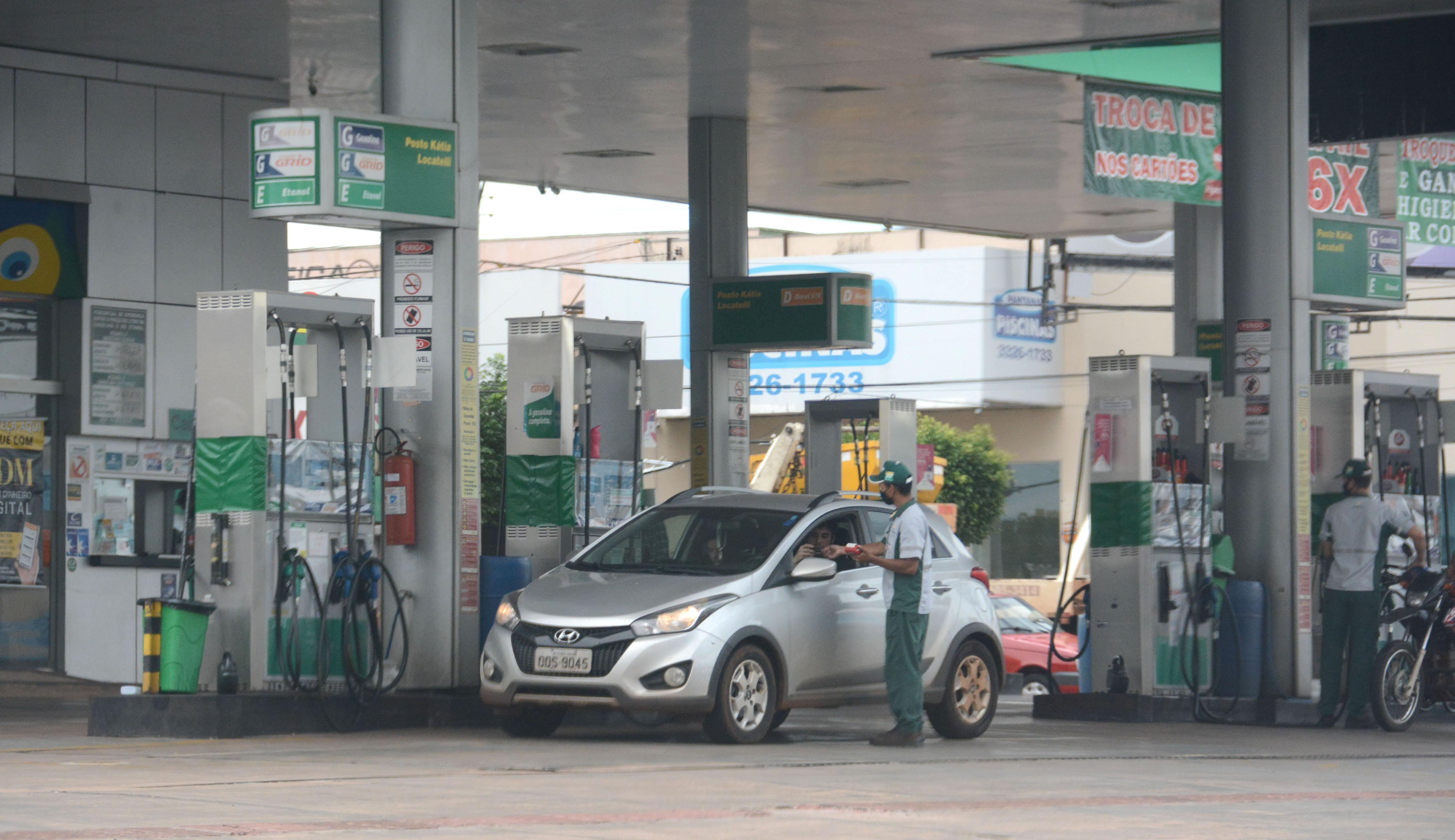 Preço da gasolina baixa e cai a R$ 6,47 no DF. Saiba onde