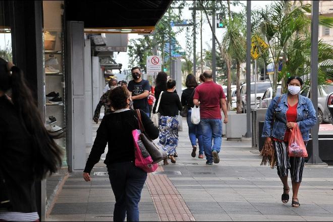 Shoppings e comércios alteram horário de funcionamento para as